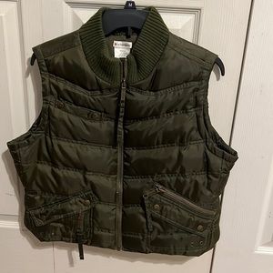 Olive green down filled women’s vest. Cute item !!!